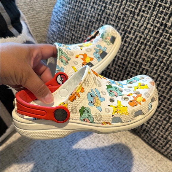 Preloved kids Pokémon crocs with the 3 charms - Picture 4 of 6